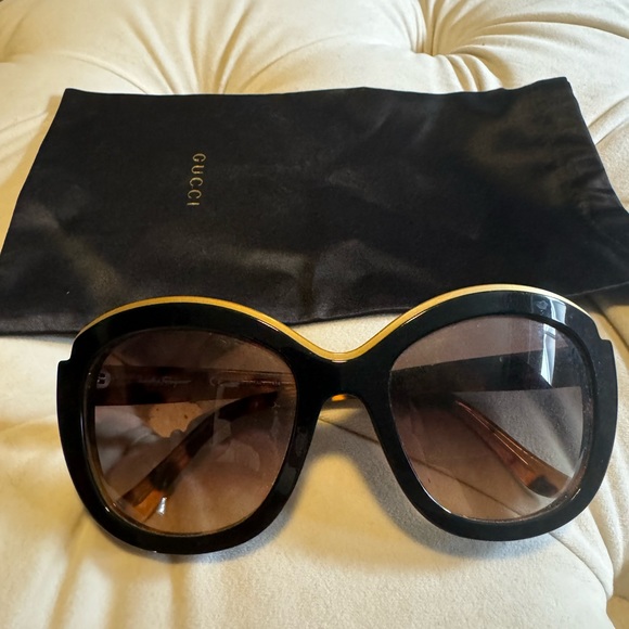 Salvatore Ferragamo Black Oval Havana Sunglasses - Picture 1 of 6